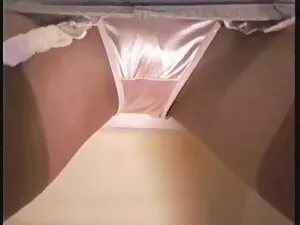 یک دختر نازک تحت یک  ...