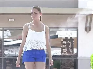 سگ ماده در یک پارک ک ...