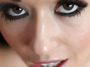 متواضع دختر کوچک اغو ...